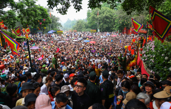 Biển người đổ về Đền Hùng ngày chính lễ