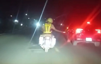 CSGT dùng xe đặc chủng dẫn đường hỗ trợ 2 nữ sinh bị tai nạn đi cấp cứu