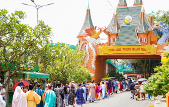 Không đi xa, người dân TPHCM đổ về Suối Tiên, Thảo Cầm Viên vui lễ Giỗ Tổ