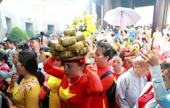 Lãnh đạo và hàng ngàn người dân TPHCM dâng hương tưởng nhớ các Vua Hùng