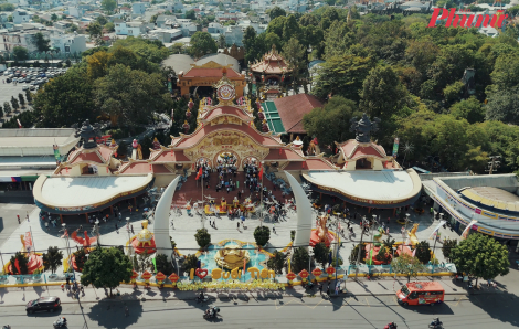 Hàng ngàn người dân đổ về Suối Tiên dịp Giỗ Tổ Hùng Vương