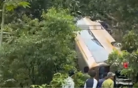 Hiện trường xe khách chở 25 người lao xuống vực sâu trăm mét ở Sơn La