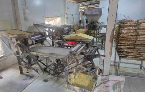 Triệt phá lò sản xuất 2.800 tấn mì tươi chứa hàn the, thủy tinh lỏng ở TPHCM