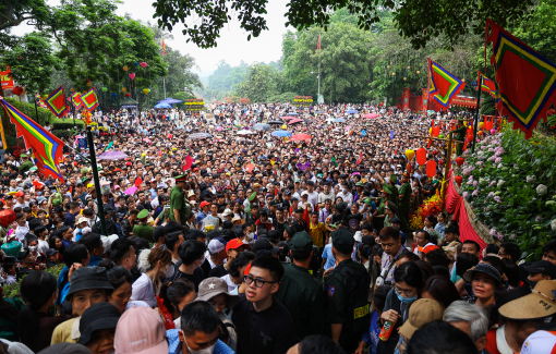 Biển người đổ về Đền Hùng ngày chính lễ