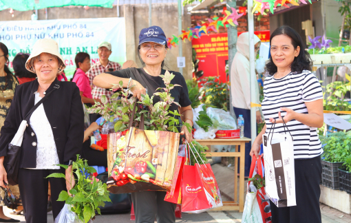 Hàng trăm người mang rác đến vườn ươm đổi cây con