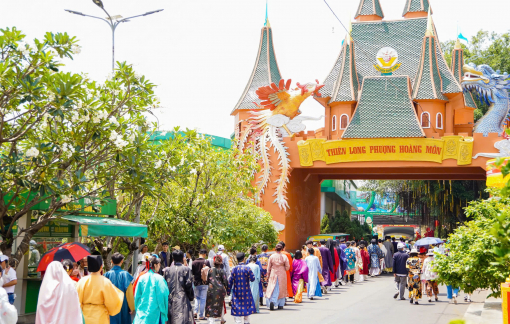 Không đi xa, người dân TPHCM đổ về Suối Tiên, Thảo Cầm Viên vui lễ Giỗ Tổ