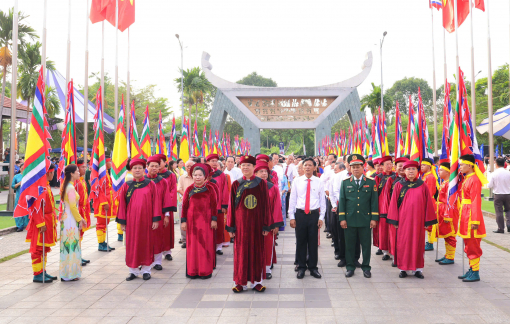 TP Cần Thơ: Rất đông người dân và du khách đến dâng hương ở Đền thờ Vua Hùng