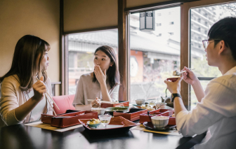 Câu chuyện đầu tư: Huy động cả gia đình đi bán cơm văn phòng, mới 1 năm đã đóng quán