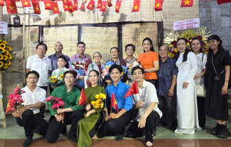 Khán giả thích thú với trải nghiệm mới khi xem kịch ‘Thanh gươm và bà mẹ’