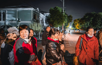 Khi người già chờ đợi từ tờ mờ sáng ở 'trạm chờ việc'