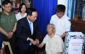 Trưởng ban Tuyên giáo và Dân vận Trung ương Trịnh Văn Quyết tặng quà gia đình chính sách tại TP Huế