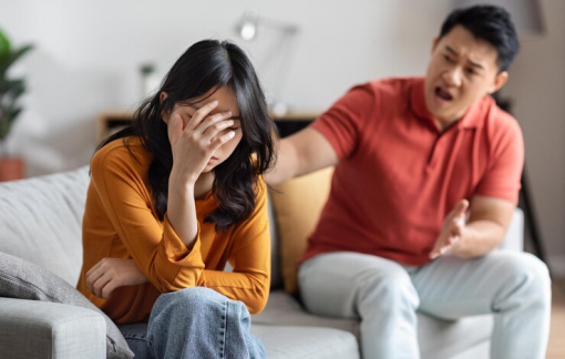 Chồng sống đúng mực ở nhà nhưng ngoài kia đầy cám dỗ