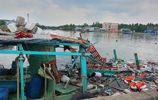 Cháy nổ tàu cá khiến 7 người bị thương