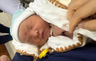 Bé gái sơ sinh bị bỏ rơi trên giường bệnh viện
