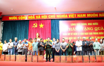 Đại tướng Nguyễn Trọng Nghĩa thăm, tặng quà gia đình chính sách và người lao động tại Gia Lai