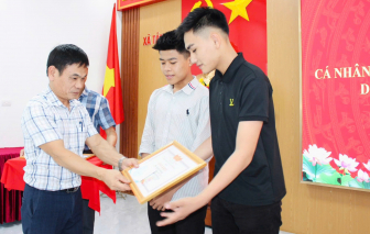 Khen thưởng 2 nam sinh kịp thời cứu người gặp nạn