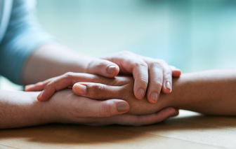 Ngồi trên lửa hay khơi lại đám tro tàn?