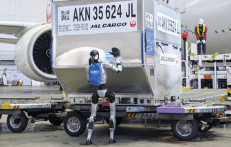 Công nhân robot ở Nhật Bản bốc xếp hành lý tại sân bay