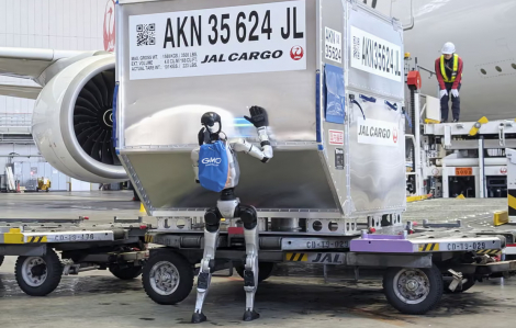 Công nhân robot ở Nhật Bản bốc xếp hành lý tại sân bay