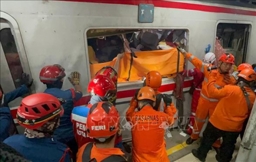 2 tàu hỏa va chạm ở Indonesia, hơn 80 người thương vong