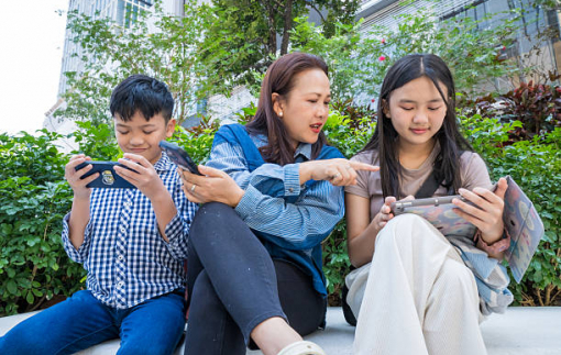 Cấm trẻ em dùng mạng xã hội: đừng chờ nữa