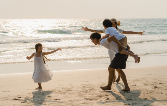 Vợ háo hức đi chơi nhưng chồng chỉ thích ở nhà