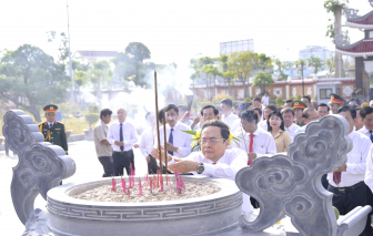 Chủ tịch Quốc hội dâng hương tại Đền tưởng niệm và tặng quà ở An Giang