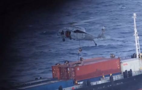 Mỹ công bố video binh lính đổ bộ, khám xét tàu hàng gần Iran