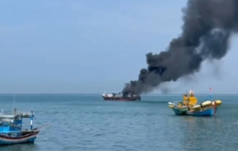 Tàu chở dầu bốc cháy dữ dội trên biển, 2 người bỏng nặng, 1 người mất tích