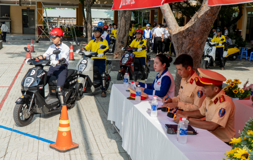 CSGT tổ chức cho học sinh thi sát hạch lái xe ngay tại trường