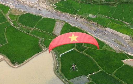 Khai mạc Festival dù lượn 'Bay trên mùa nước đổ Tú Lệ năm 2026'