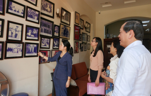 Thăm gia đình các nhân sĩ, cá nhân tiêu biểu nhân dịp 30/4