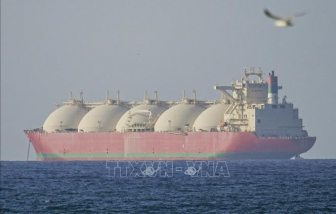 Giá dầu tăng vọt do lo ngại phong tỏa kéo dài tại eo biển Hormuz