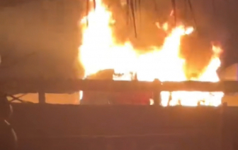 Ô tô cháy rụi trên cao tốc Trung Lương - Mỹ Thuận, gây ùn tắc 10 km