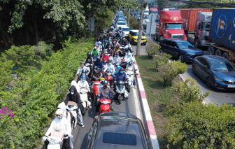 Phà Cát Lái kẹt cứng trong ngày đầu nghỉ lễ 30/4 - 1/5