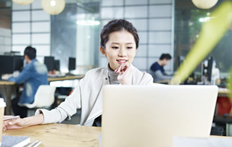 Vì sao nhiều cử nhân ở châu Á chấp nhận làm việc “dưới trình độ”?