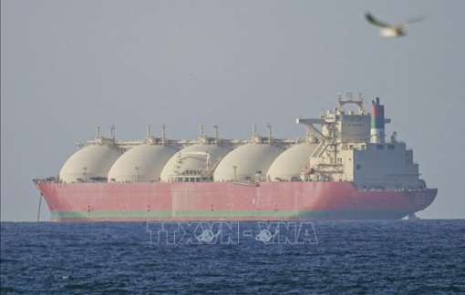 Giá dầu tăng vọt do lo ngại phong tỏa kéo dài tại eo biển Hormuz