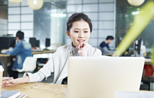 Vì sao nhiều cử nhân ở châu Á chấp nhận làm việc “dưới trình độ”?