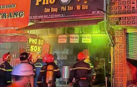 Khoảnh khắc 4 người được cứu trong vụ cháy lúc nửa đêm trên đường Trần Hưng Đạo, TPHCM