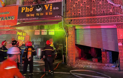 Cháy nhà ở phường Cầu Ông Lãnh, cảnh sát PCCC giải cứu 4 người an toàn