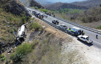 42 người thương vong khi xe buýt lao khỏi đường cao tốc ở Mexico