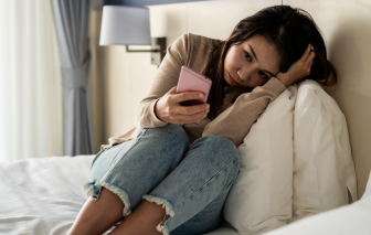 Lướt mạng quá nhiều, nhìn đâu cũng thấy mối quan hệ tiêu cực