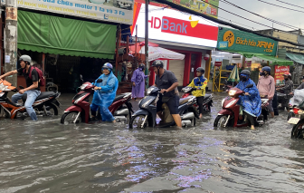 Đường ngập nặng, nhiều xe chết máy sau cơn mưa đầu mùa ở TPHCM