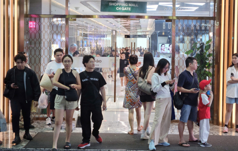 Người mua 'săn sale' trong kỳ nghỉ lễ, siêu thị, trung tâm thương mại đông nghịt