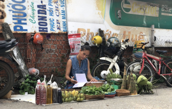 Trải sạp bán hàng rồi đọc sách, người phụ nữ U40 thấy mình như trẻ thơ
