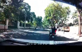 Xác minh clip thanh niên đi xe máy bị đập mũ bảo hiểm vào đầu, té ngã xuống đường