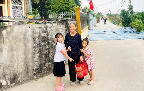 Chiếc làn nhựa chở đầy ký ức