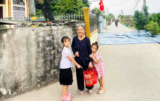 Chiếc làn nhựa chở đầy ký ức