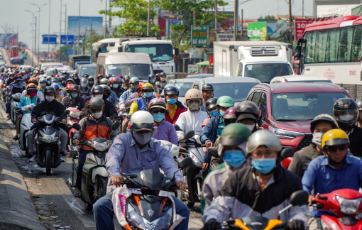 Người dân ùn ùn đổ về TPHCM sau lễ