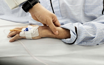 Nắng nóng 'kích hoạt' viêm phổi ở người lớn